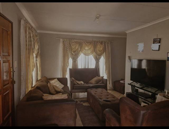 3 BEDROOM FREEHOLD FOR SALE IN THE ORCHARDS